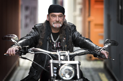 Biker Mann in Lederkleidung auf Motorrad